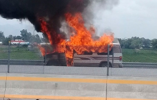 Arde camioneta en la Texcoco-Pirámides