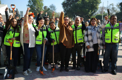 Azucena Cisneros Coss, presidenta municipal de Ecatepec, dio el banderazo de inicio al programa Camellones Seguros.