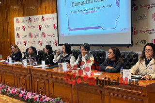 Amalia Pulido Gómez junto a su equipo durante la conferencia de prensa
