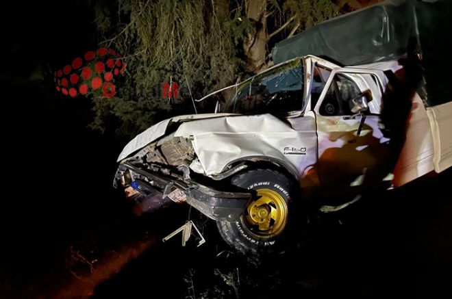 La policía llegó al área y observó la camioneta abandonada y al fallecido dentro del auto.