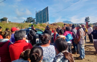 Bloquean autopista Tenango-Ixtapan para exigir puentes peatonales