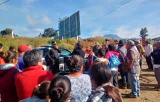 Bloquean autopista Tenango-Ixtapan para exigir puentes peatonales