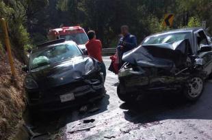 La camioneta Porsche impactó al auto Vw Pointer