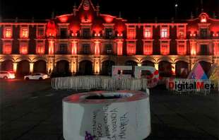 Un grupo rodó por la plaza una de las letras a manera de protesta, ahí se quedó la “O” tirada, con la leyenda “Tenemos miedo&quot;