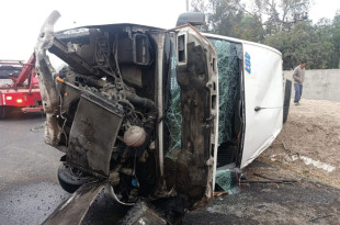 La combi de transporte público terminó volcada sobre su costado tras ser impactada por un tráiler de doble semirremolque en el Circuito Exterior Mexiquense