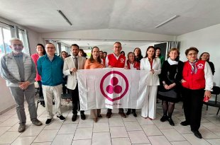Integrantes de la Cruz Roja Mexicana, Delegación Toluca, reciben la Bandera de la Paz durante el acto conmemorativo por el Día Internacional de la Paz.
