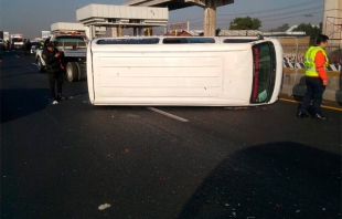 Camioneta de pasajeros queda volcada en la México-Puebla