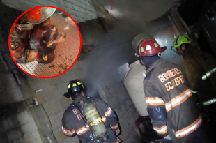 Bomberos de Ecatepec trabajan en la extinción del incendio en una vivienda de la colonia Ampliación Tulpetlac
