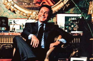 Una de sus mayores aportaciones fue la creación del llamado “Rojo Valentino”, un tono distintivo inspirado en un viaje a España