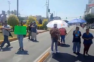 #Video: Bloqueo frente a Palacio Municipal por falta de agua, en #Nezahualcóyotl