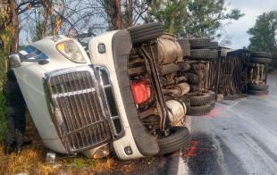 El incidente vial se suscitó en el kilómetro 97, cuando la unidad cayó sobre su lado derecho.