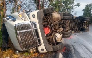 El incidente vial se suscitó en el kilómetro 97, cuando la unidad cayó sobre su lado derecho.