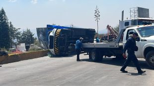 La mercancía quedó regada en un terreno aledaño a la carretera.