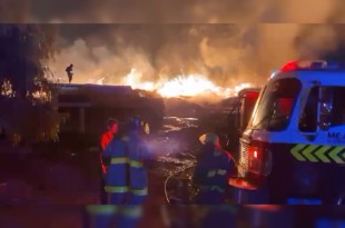 &quot;Incendio consume un aserradero en Tecámac, generando una densa columna de humo