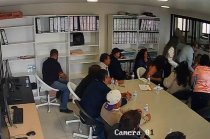 Una cámara captó el momento en que el líder de comerciantes comenzó a presentar movimientos involuntarios y se desvaneció frente a funcionarios municipales.