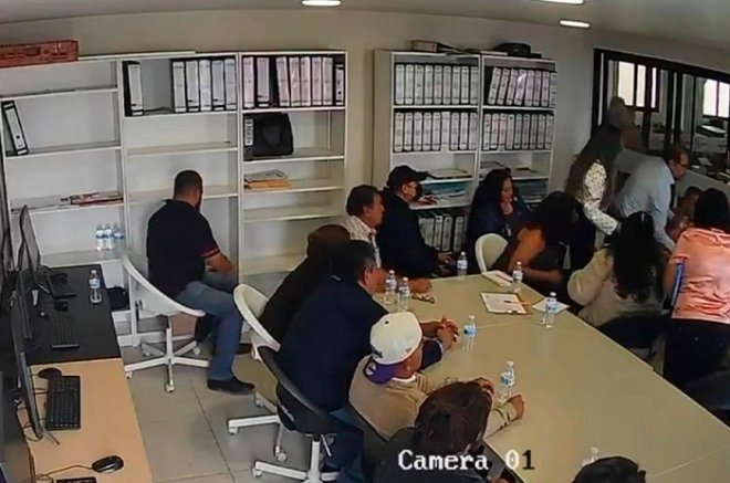 Una cámara captó el momento en que el líder de comerciantes comenzó a presentar movimientos involuntarios y se desvaneció frente a funcionarios municipales.