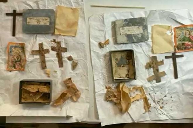 Se encontraron varias cruces, de madera y palma, así como imágenes e inscripciones religiosas.