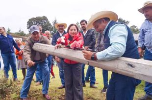 Andri Correa brinda apoyo a diversas escuelas con la construcción de aulas escolares.