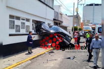 Debido al fuerte golpe, la camioneta Seat casi se mete a un domicilio por la ventana.