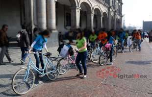 Mujeres integrantes de Bicionarias Mujeres al Manubrio, apoyan a otras mujeres a través del programa piloto denominado “Sana Sana la Bici Me Salva”