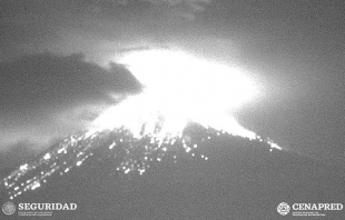 Fuerte actividad del #Popocatépetl: Lanzó material incandescente toda la noche