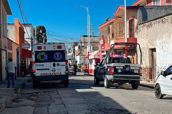 Dos hombres fueron localizados sin vida dentro de un Chevrolet Aveo estacionado en la zona centro de Otumba.