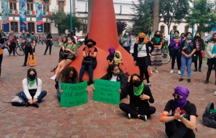 Marchan colectivos feministas en pro de la despenalización del aborto