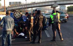 Iban 5 personas en el auto