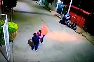 Los hechos se registraron por la noche y el video se ha viralizado, ya que al parecer el delincuente es un adolescente y portaba un arma de juguete.