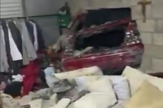 El automovilista perdió el control e impacto contra una casa