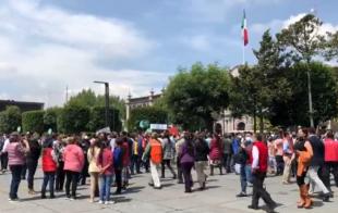 En Toluca, los servidores públicos de los Poderes Ejecutivo, Legislativo, Judicial y del ayuntamiento salieron de sus oficinas a la Plaza de los Mártires
