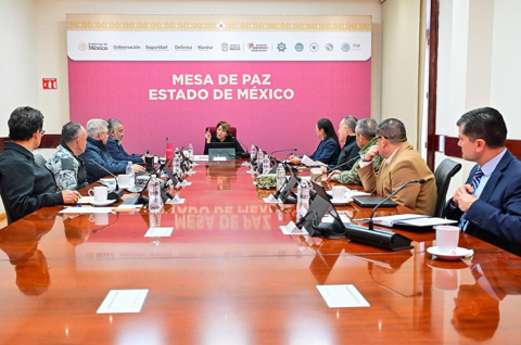 La gobernadora Delfina Gómez Álvarez encabeza la Mesa de Paz.