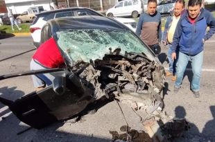 Se destroza vehículo en un accidente en Toluca