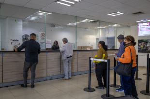 Ciudadanos realizan fila en oficinas del OPDM de Tlalnepantla para aprovechar los descuentos del Pago Anual Anticipado