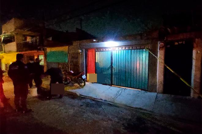 En en interior de la casa se encontraron a los tres cuerpos; el primero quedó hincado en el zaguán