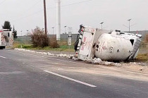El operador perdió el control del vehículo, lo que provocó que la unidad volcara sobre su costado derecho.