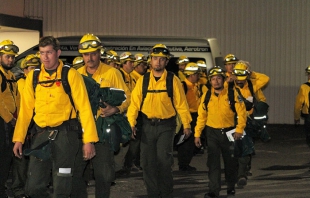 Regresa primer grupo de combatientes de incendios en Canadá