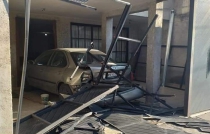 #Toluca: auto derriba portón y se da a la fuga