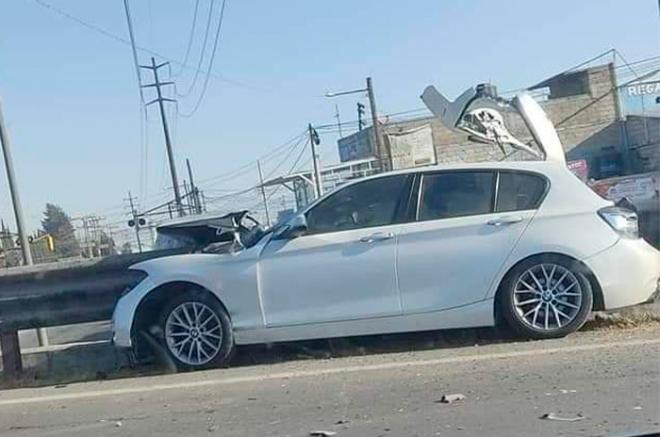 La valla de seguridad atravesó casi por completo el vehículo.