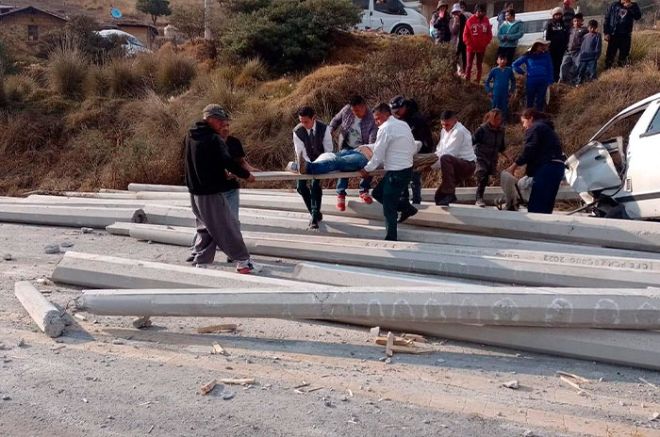 Los postes golpearon otros autos que circulaban por la zona