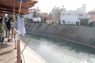 #Video: ¡Horror! Hallan cadáver flotando en canal de aguas negras en #Edoméx