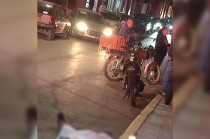El accidente ocurrió entre las calles de Constituyentes y Vicente Guerrero, cuando un vehículo impactó al motociclista y se dio a la fuga sin detenerse.