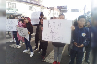 Estudiantes y padres de familia bloquean vialidad 