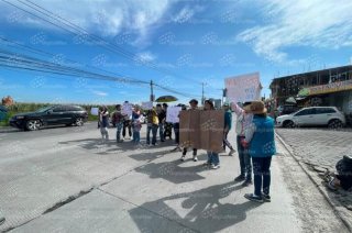Vecinos de Calimaya realizaron una protesta para exigir la revisión del relleno sanitario señalado por malos olores.