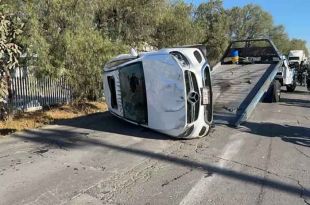 Transeúntes y automovilistas auxiliaron a dos hombres a salir del vehículo accidentado.