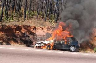 Volkswagen tipo Gol incendiándose en la orilla de la carretera federal 134