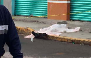Muere hombre en plena calle en San Pablo Autopan