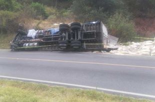 Volcadura de un torton dejó como saldo tres personas muertas y cuatro más heridas