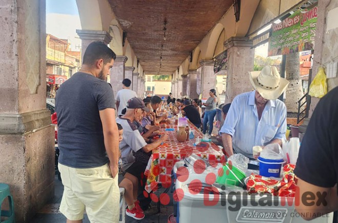 La popular nieve de Tejupilco sigue siendo preparada de manera artesanal en los hogares de la región. Los productores utilizan métodos tradicionales con hielo, sal, agua de frutas naturales y recipientes especiales para garantizar su inigualable sabor