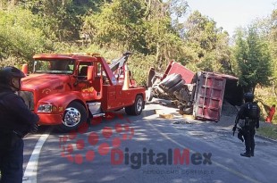Elementos de los equipos de rescate atendieron al conductor de 25 años 